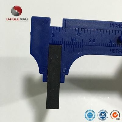 カスタムゴムで覆われたネオジウム矩形磁石 2つの穴を持つグレードネオジウム磁石