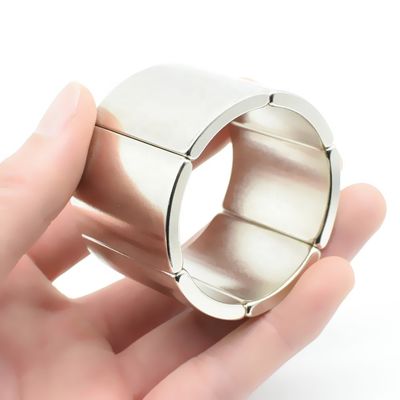 ISO14001/9001 認定 ハルバッハ用の高級カスタマイズされたアーチネオジミウム磁石