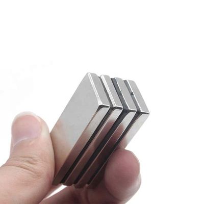 高精度 N52 20x10x5mm 永続的なネオジウムブロック磁石 切断容量 ±0.01mm