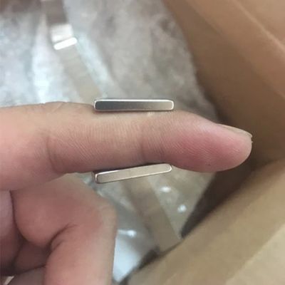 直角型薄磁石 20x10x3mm 最大作業温度80センチグラードのための3.3kgの力