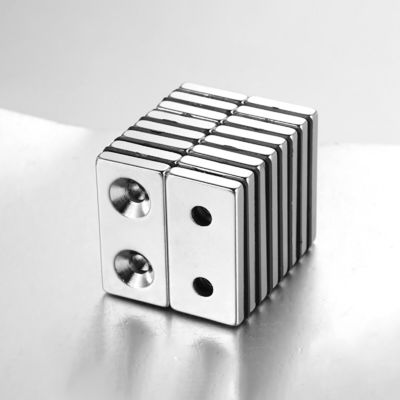 10000ガウス N52SH 2つの反沈穴を持つ強いブロック磁石 ネオジウム NdFeB材料
