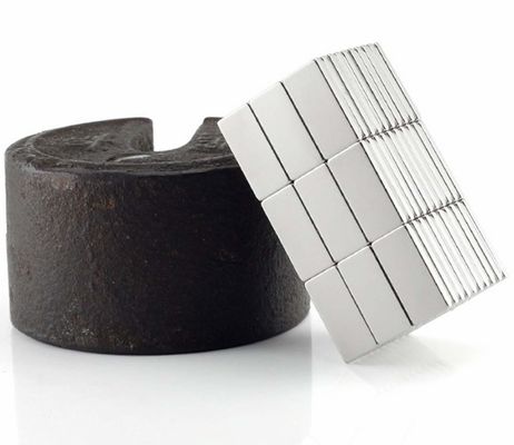超伝導気体マグレフ列車のレビテーションと誘導のためのネオジム磁石